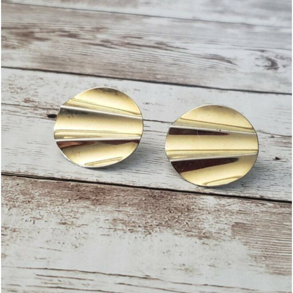 Vintage Clip On Earrings - Gold Tone Wavy Circle 1" - Picture 2 of 5